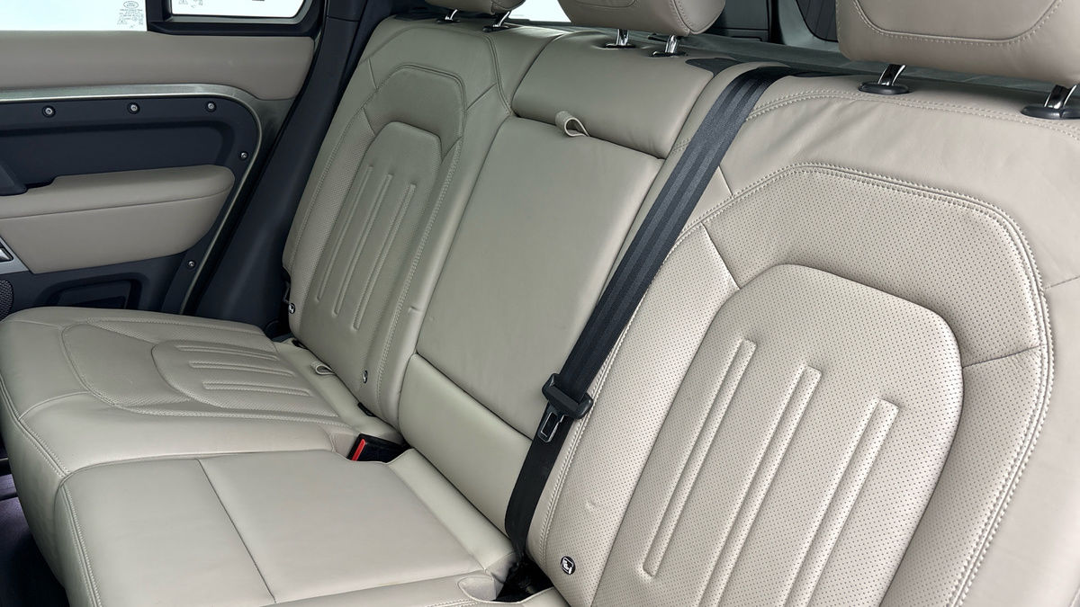 Land Rover Defender 110 Image 8