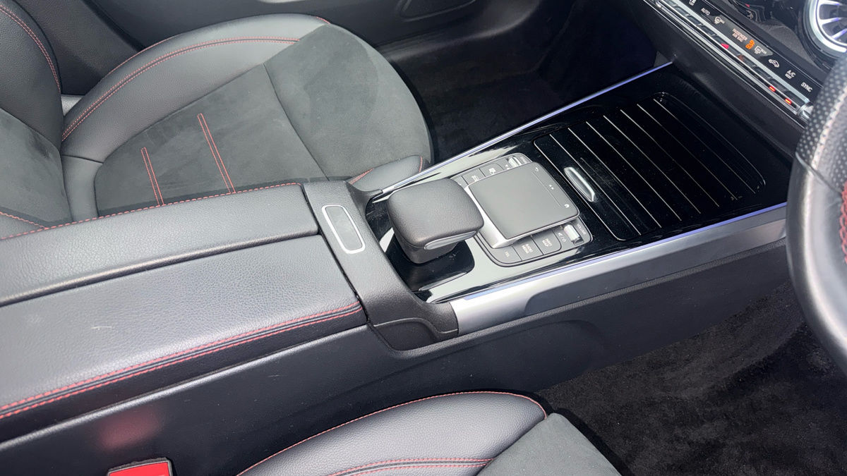 Mercedes-Benz GLB Image 18
