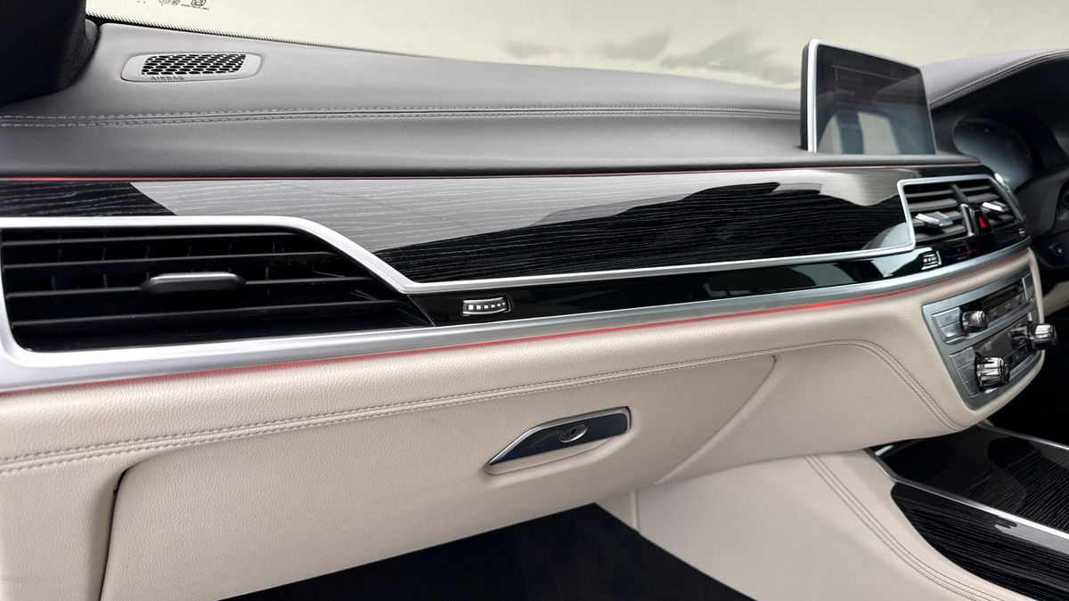 BMW 7 Series Image 25
