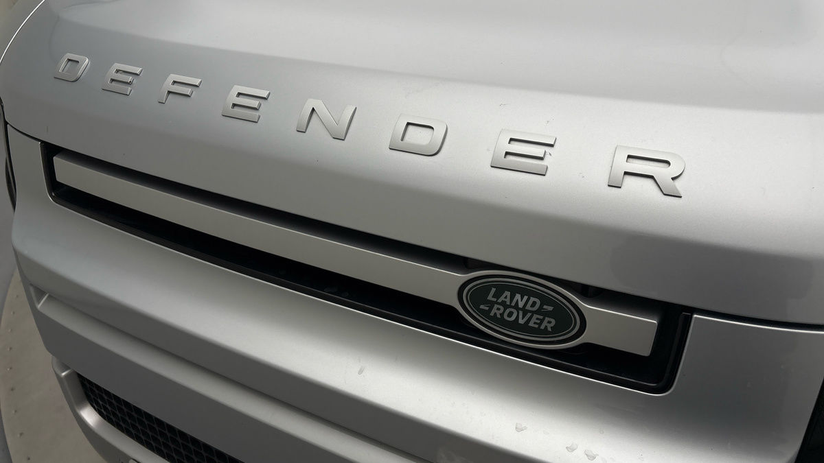 Land Rover Defender 110 Image 24