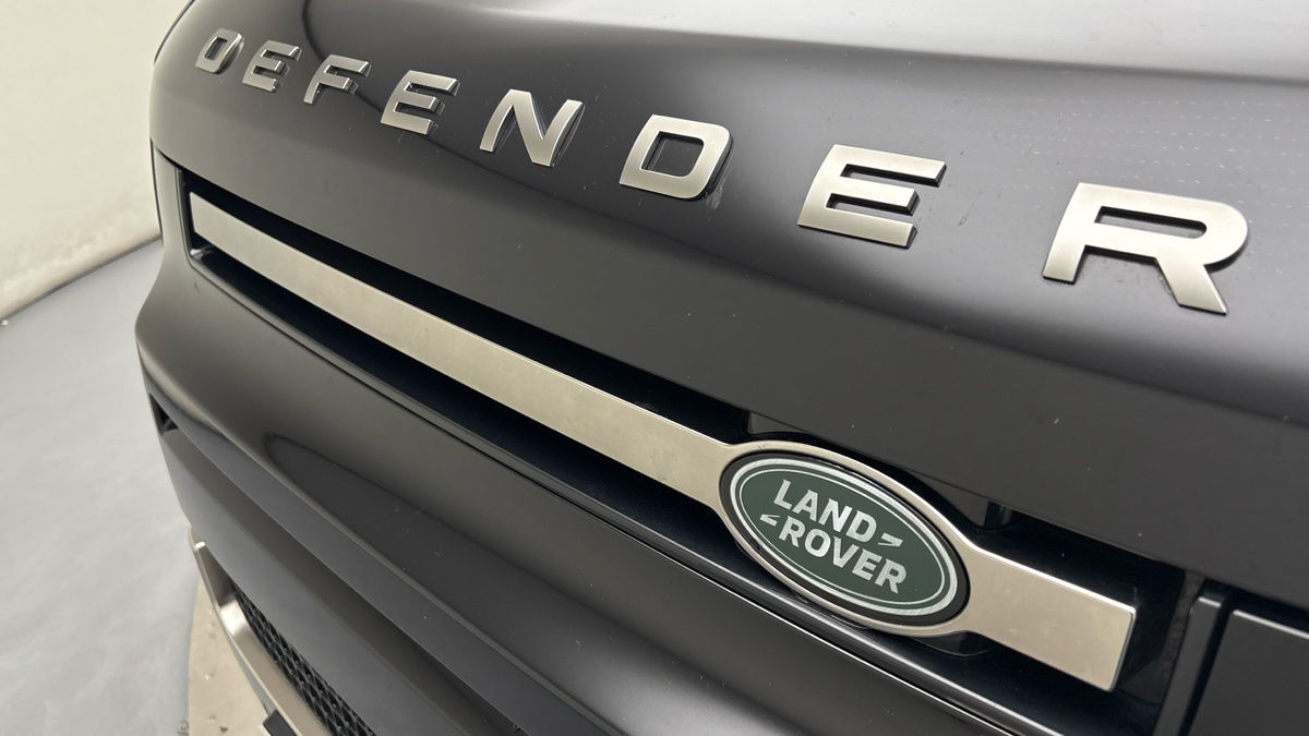 Land Rover Defender 110 Image 24