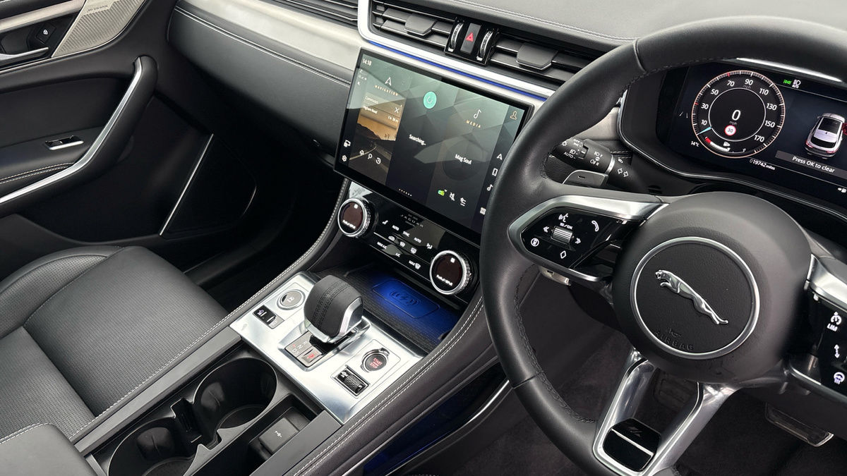 Jaguar F-PACE Image 18