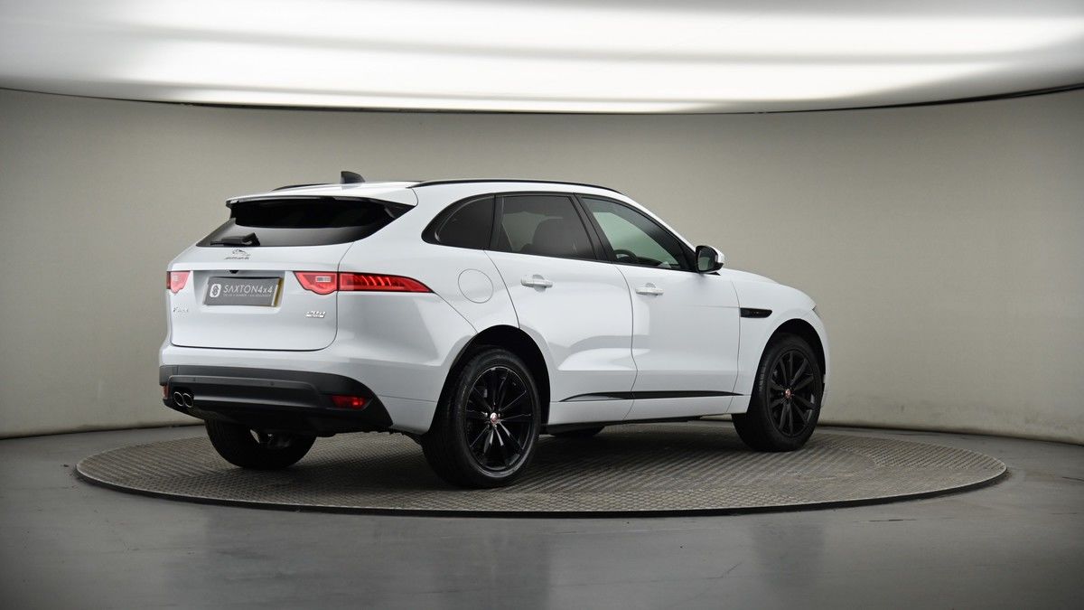 Jaguar F-PACE Image 7