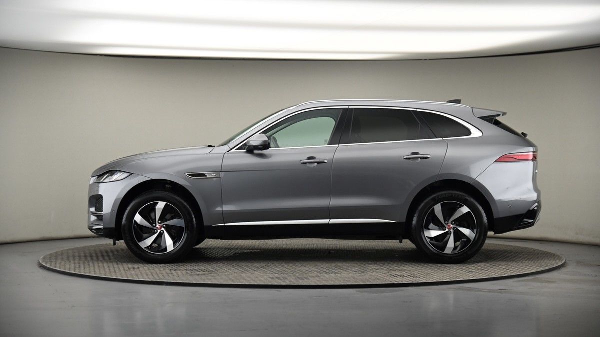 Jaguar F-PACE Image 37