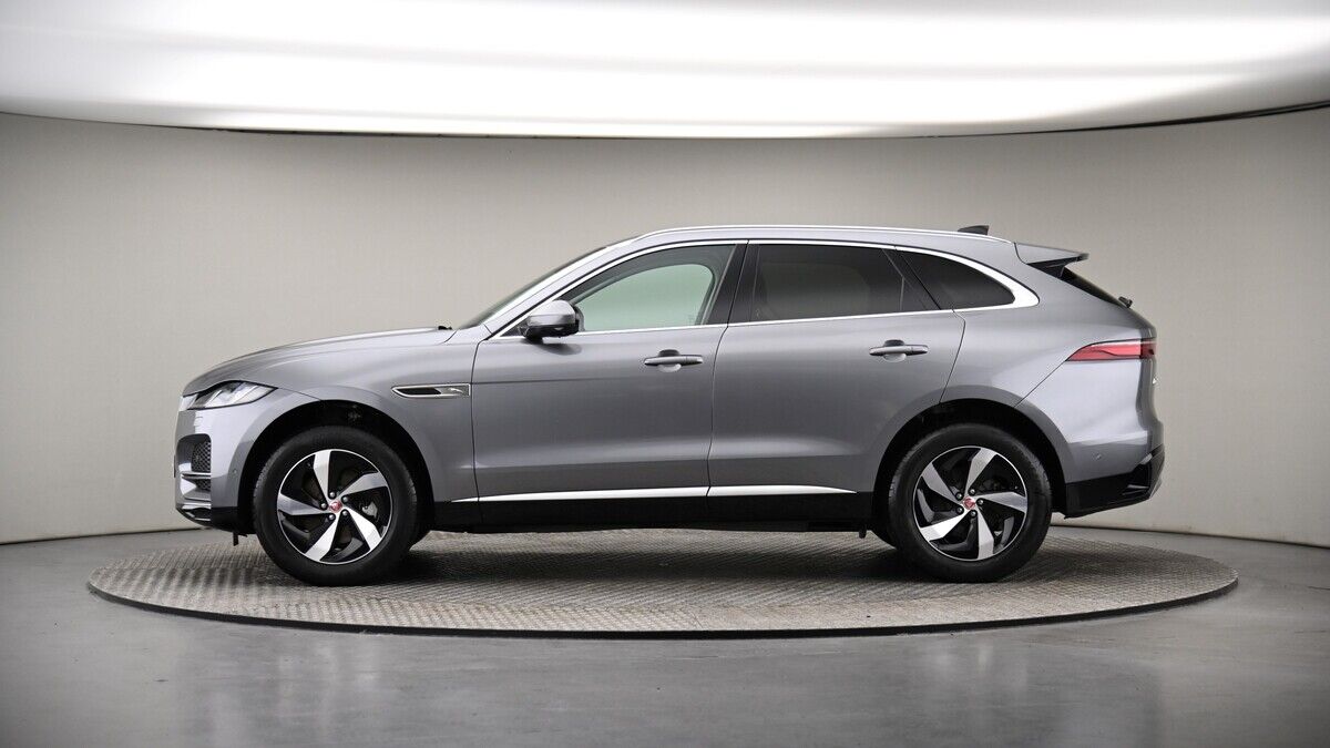 Jaguar F-PACE Image 38