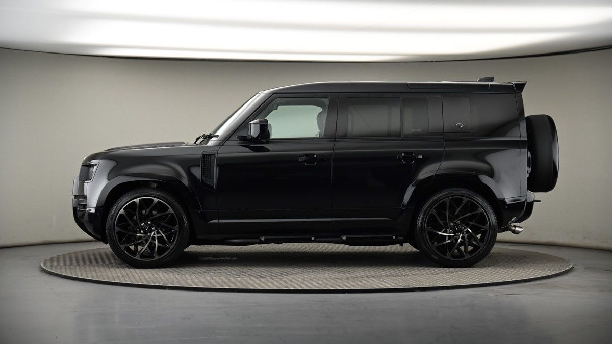 Land Rover Defender 110 Image 19