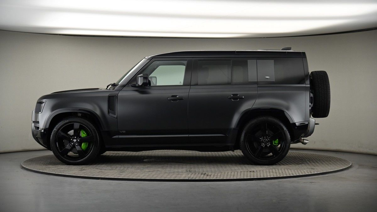 Land Rover Defender 110 Image 19