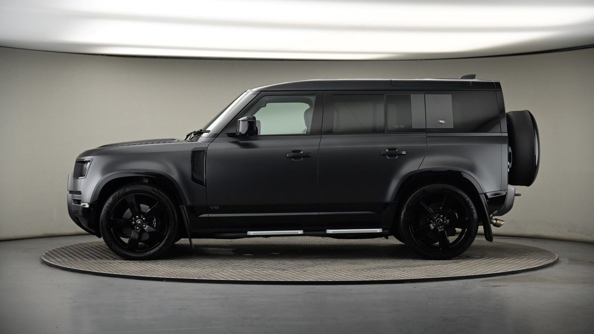 Land Rover Defender 110 Image 19