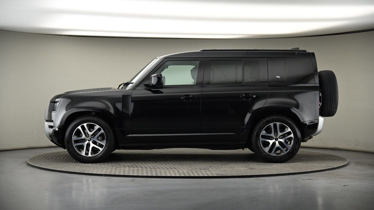 Land Rover Defender 110 Image 19