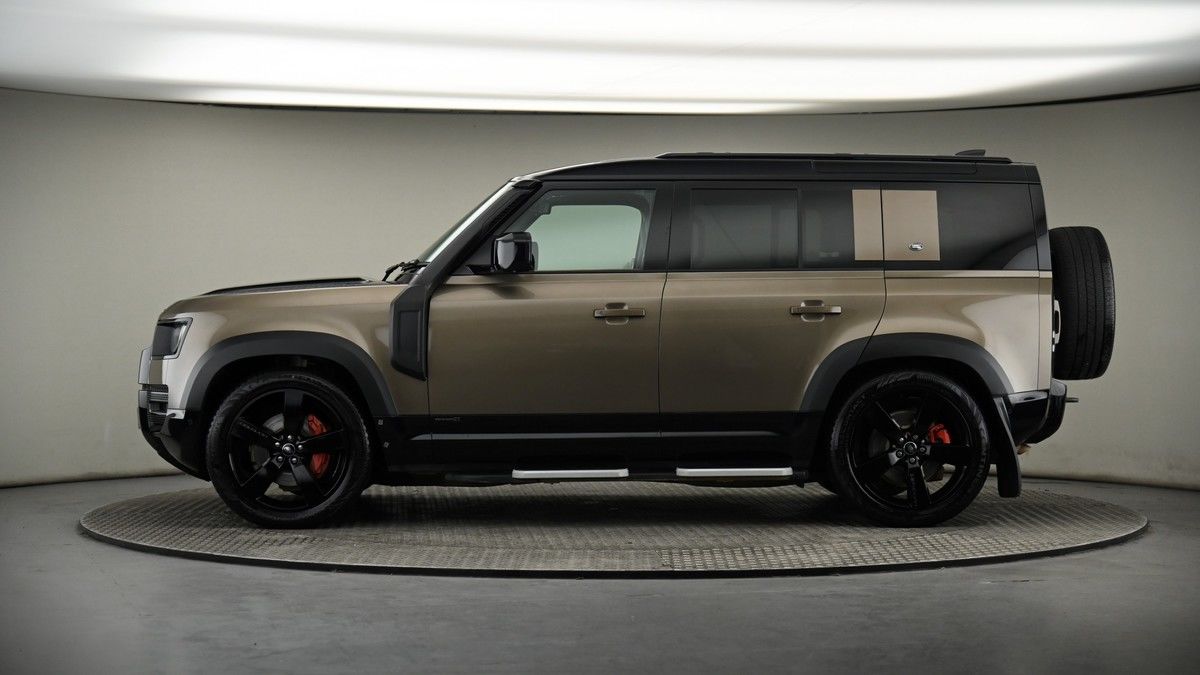 Land Rover Defender 110 Image 19