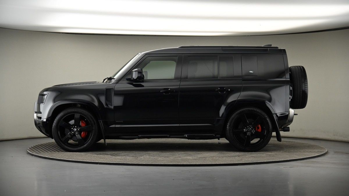 Land Rover Defender 110 Image 19