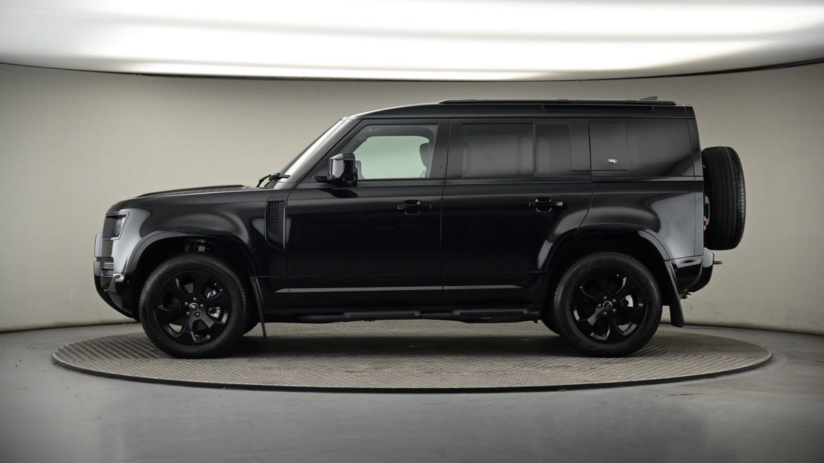Land Rover Defender 110 Image 19