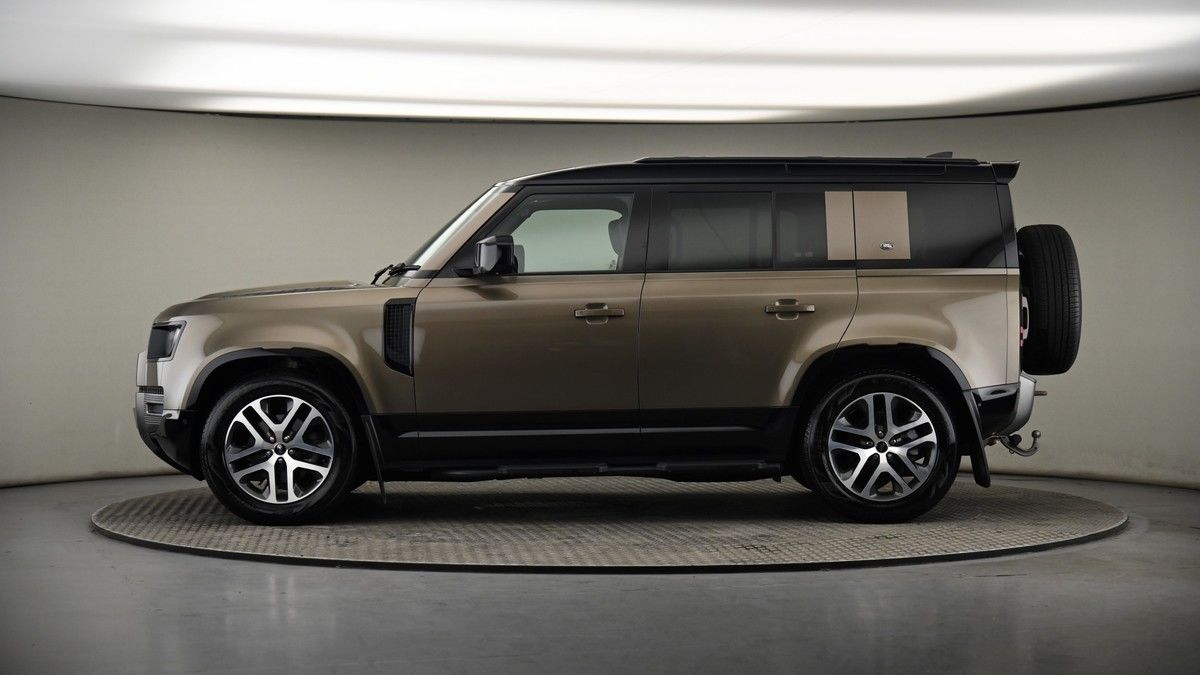 Land Rover Defender 110 Image 19