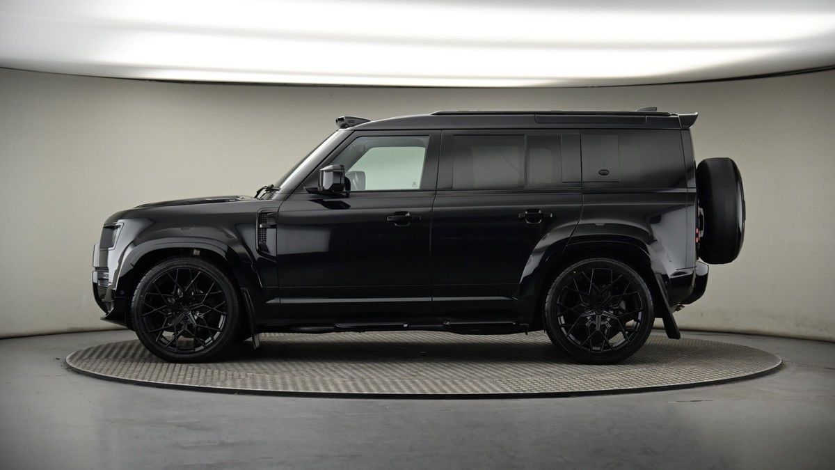 Land Rover Defender 110 Image 19