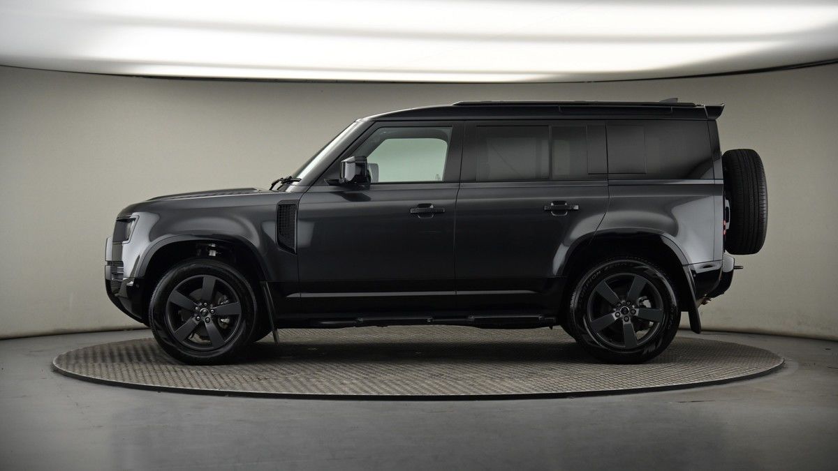 Land Rover Defender 110 Image 19