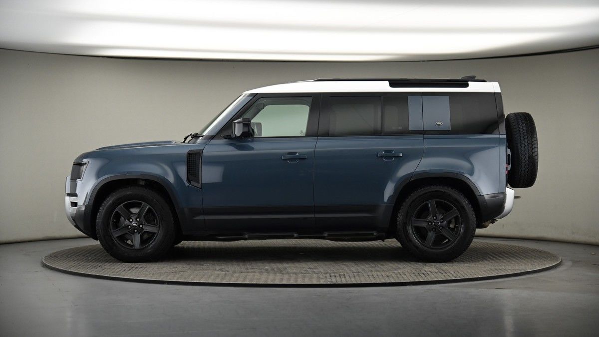Land Rover Defender 110 Image 19