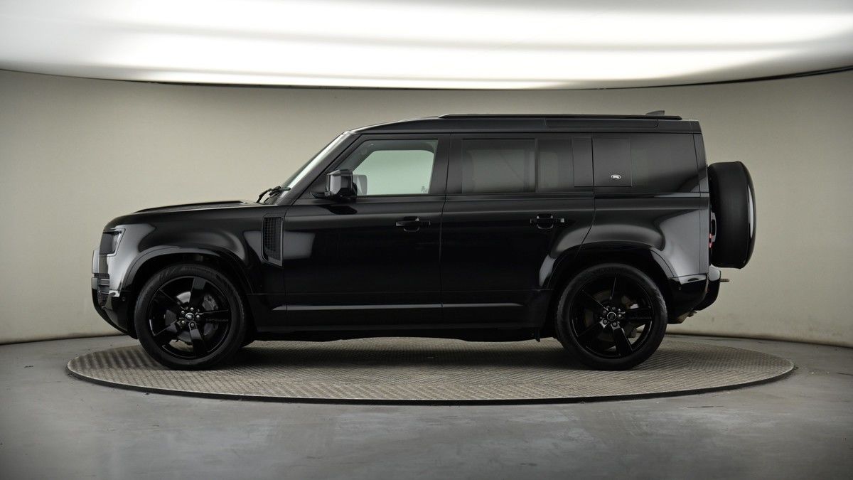 Land Rover Defender 110 Image 19