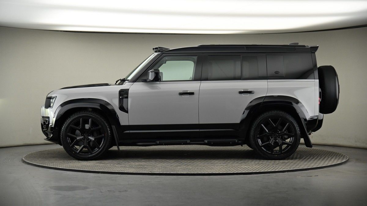Land Rover Defender 110 Image 37