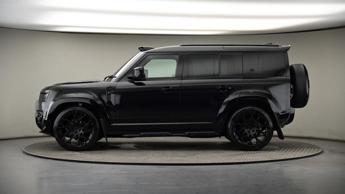 Land Rover Defender 110 Image 19