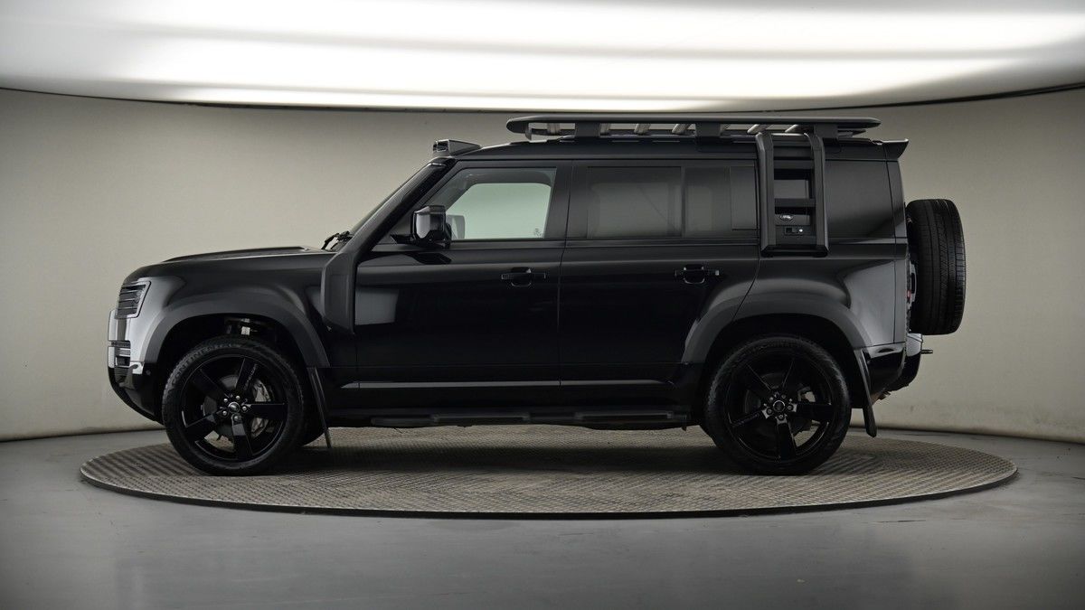 Land Rover Defender 110 Image 19