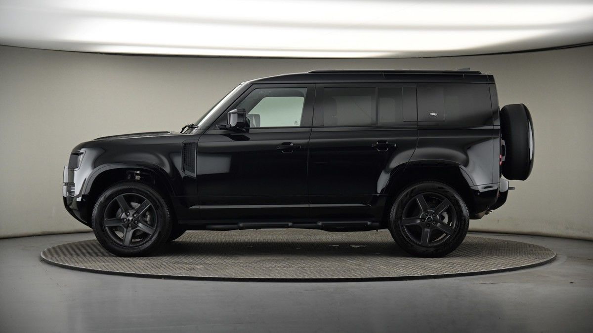 Land Rover Defender 110 Image 19