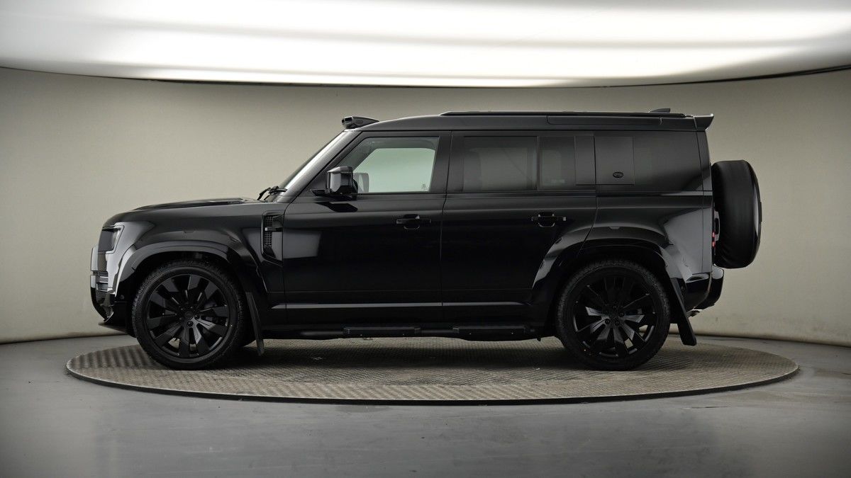 Land Rover Defender 110 Image 19