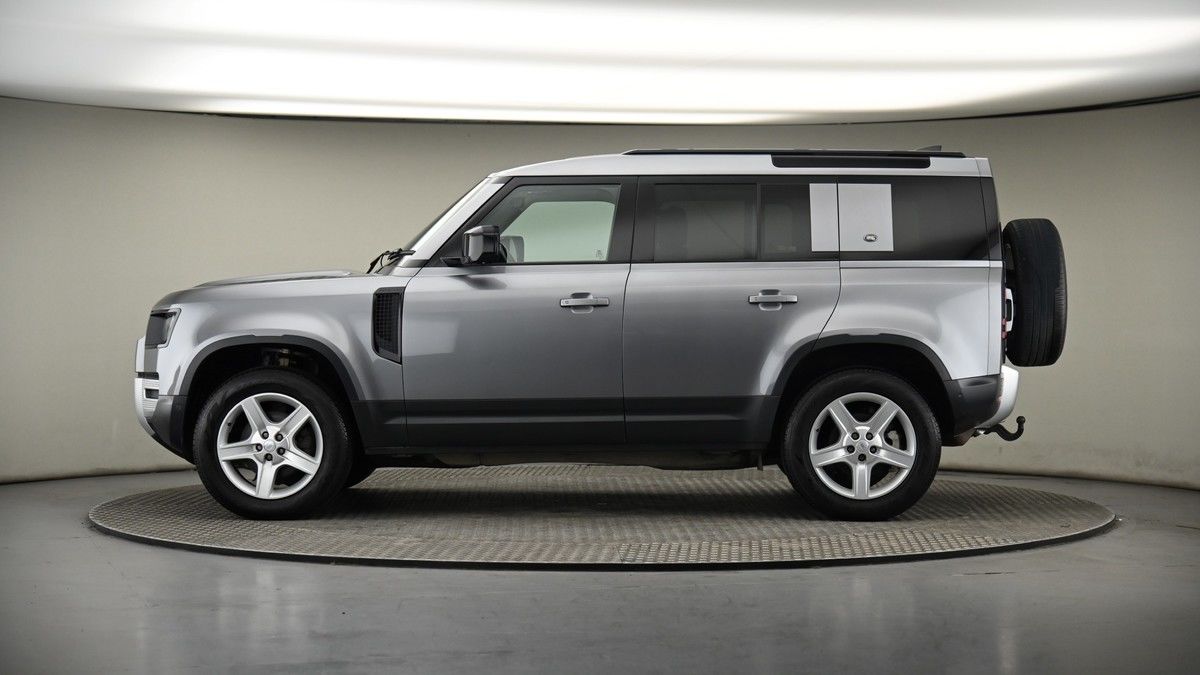 Land Rover Defender 110 Image 19