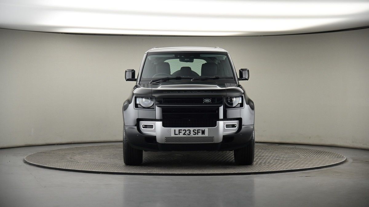 Land Rover Defender 110 Image 18