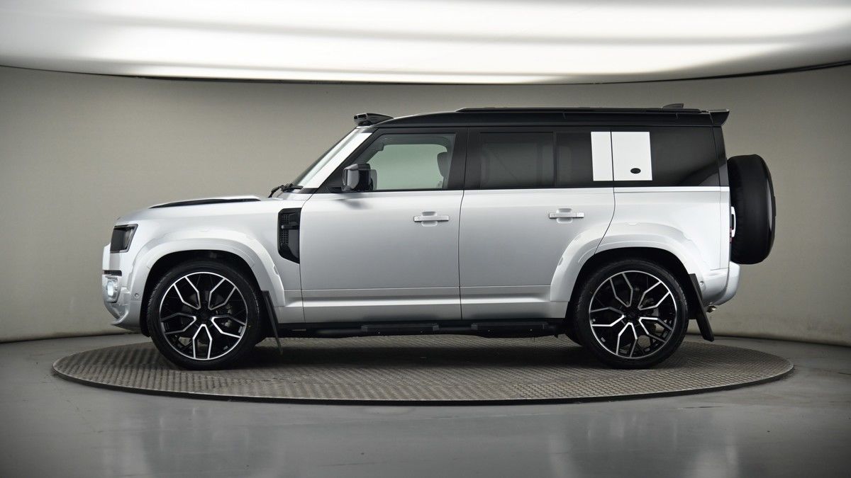 Land Rover Defender 110 Image 19