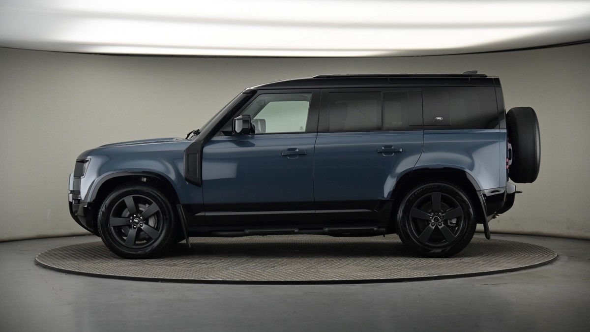 Land Rover Defender 110 Image 19