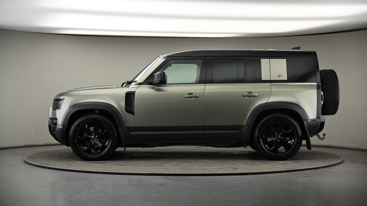 Land Rover Defender 110 Image 19