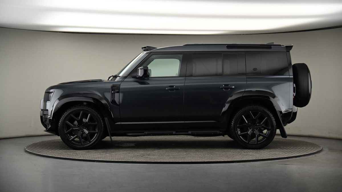 Land Rover Defender 110 Image 19