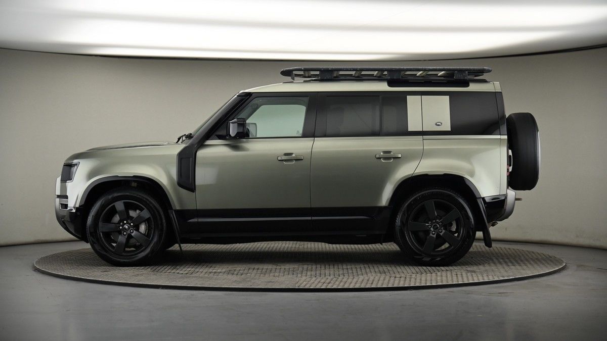 Land Rover Defender 110 Image 19