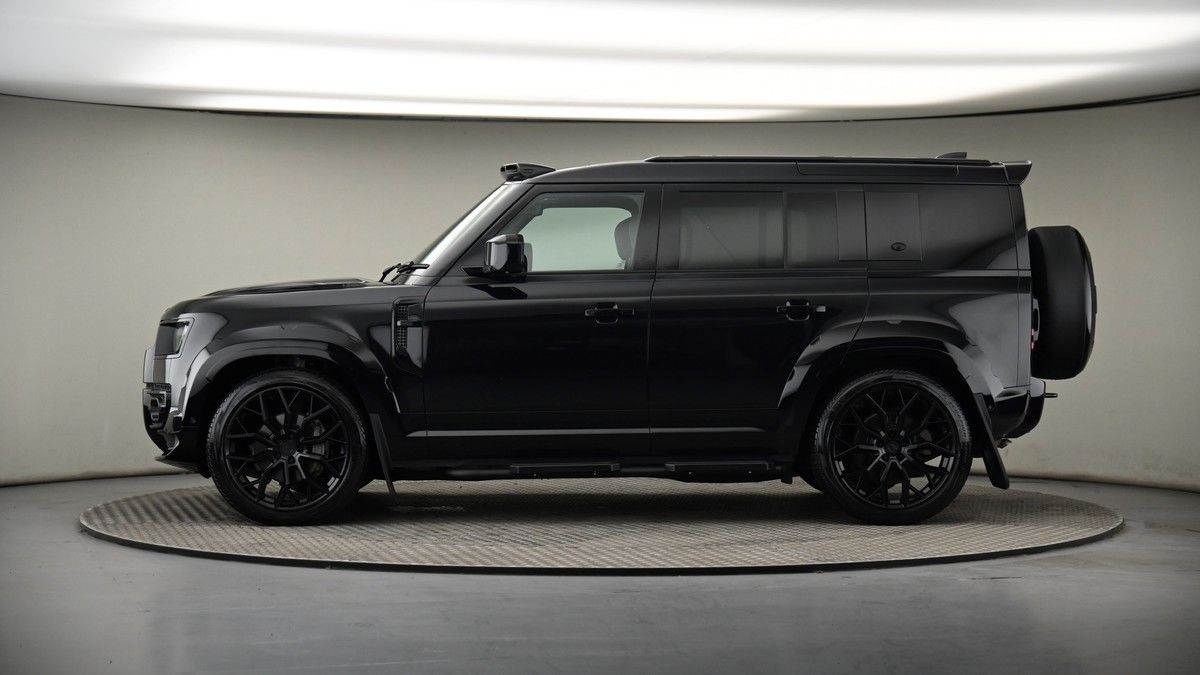 Land Rover Defender 110 Image 19