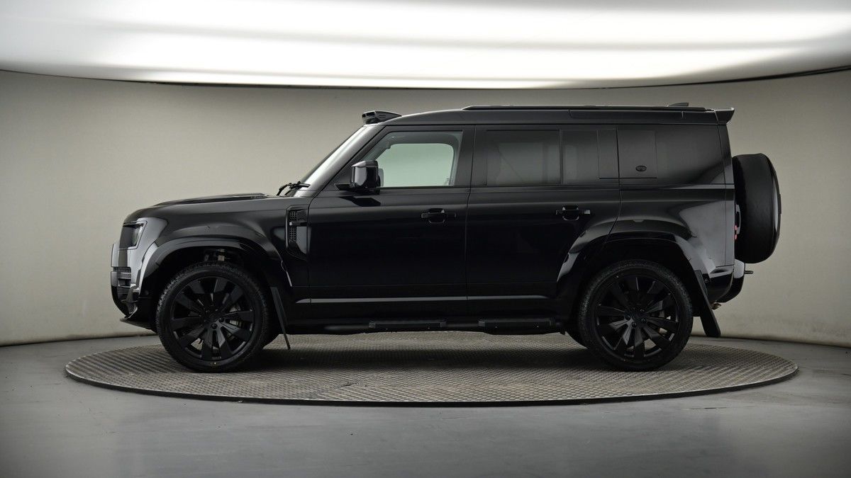 Land Rover Defender 110 Image 19