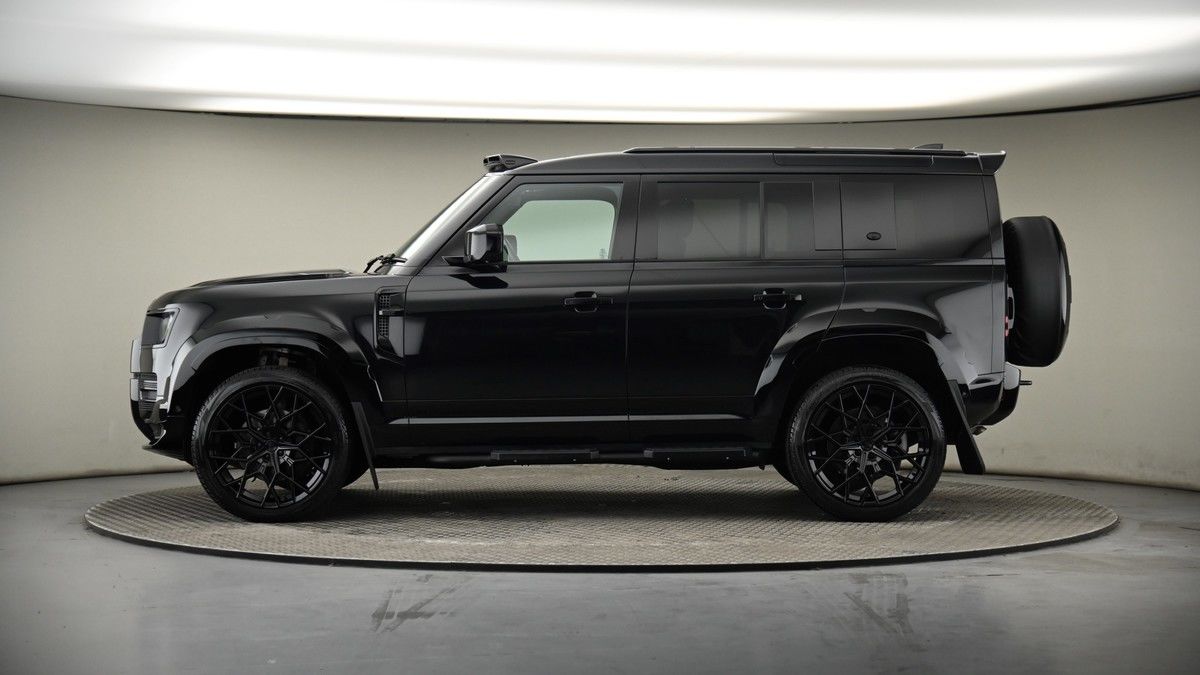 Land Rover Defender 110 Image 19