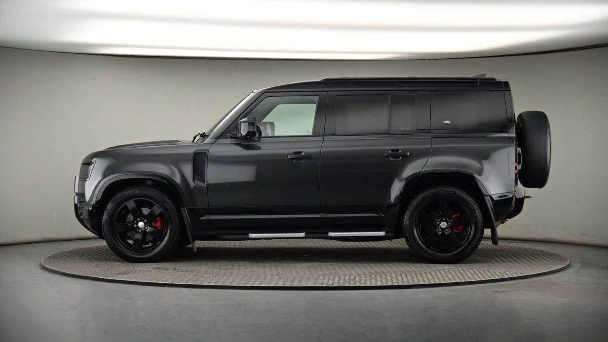 Land Rover Defender 110 Image 19