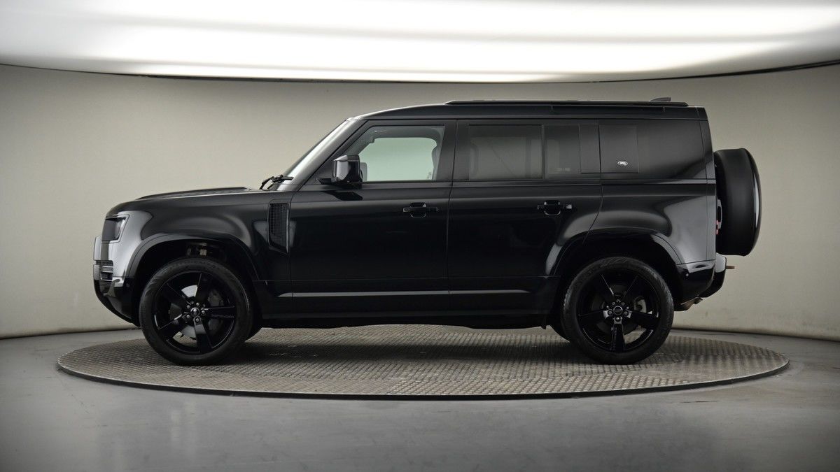 Land Rover Defender 110 Image 19