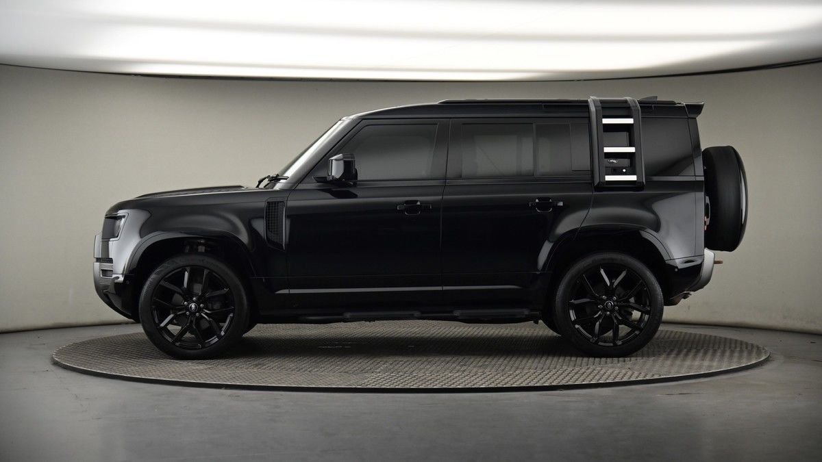 Land Rover Defender 110 Image 19