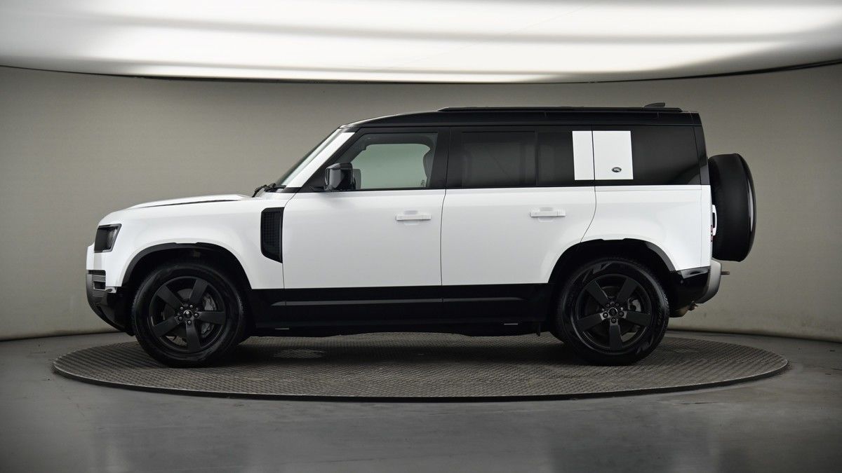Land Rover Defender 110 Image 19