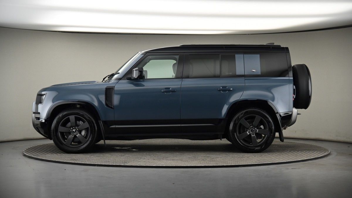 Land Rover Defender 110 Image 19