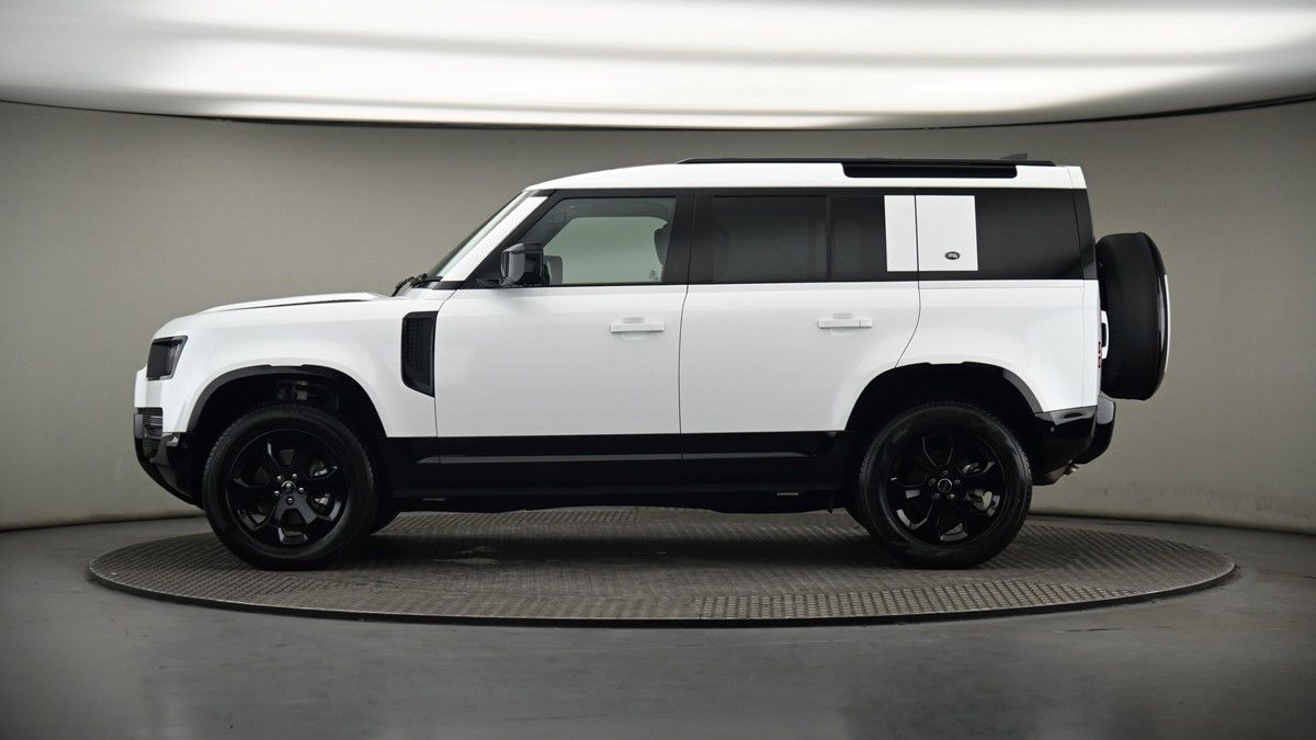 Land Rover Defender 110 Image 19