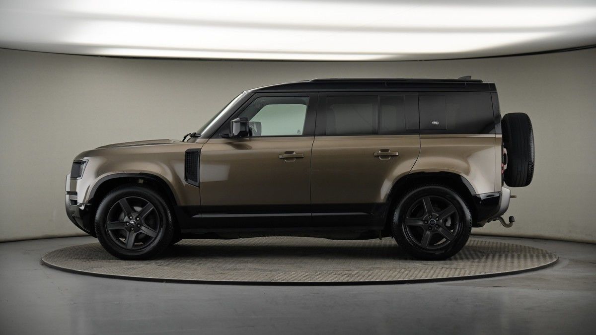 Land Rover Defender 110 Image 19