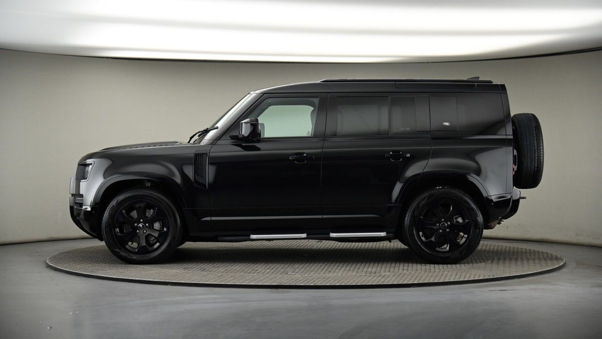 Land Rover Defender 110 Image 19