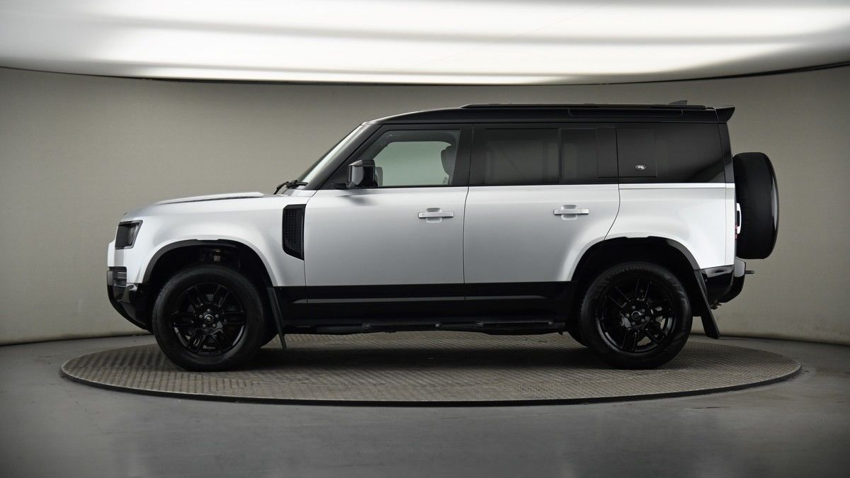 Land Rover Defender 110 Image 19