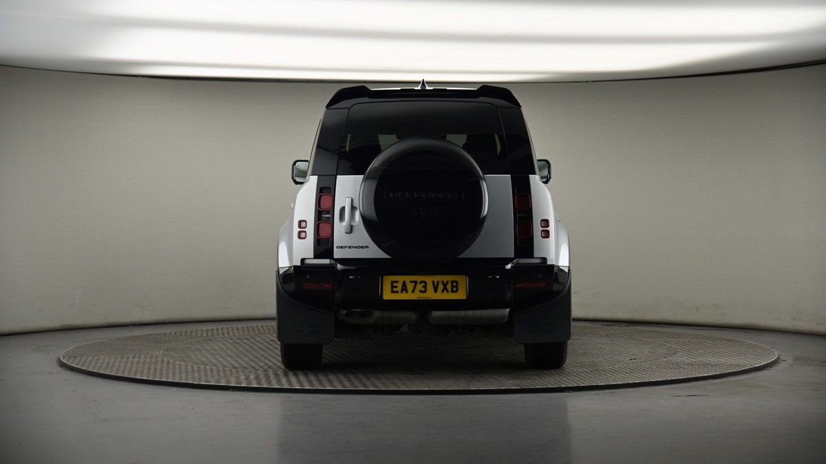 Land Rover Defender 110 Image 17
