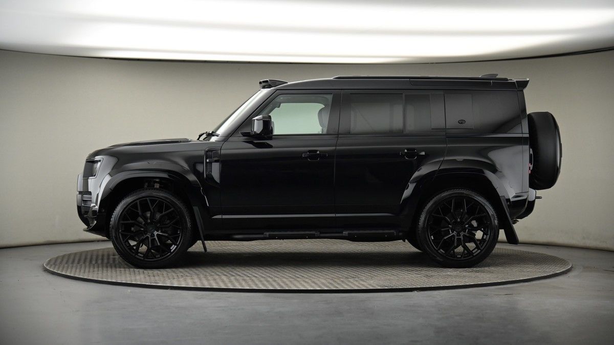 Land Rover Defender 110 Image 19