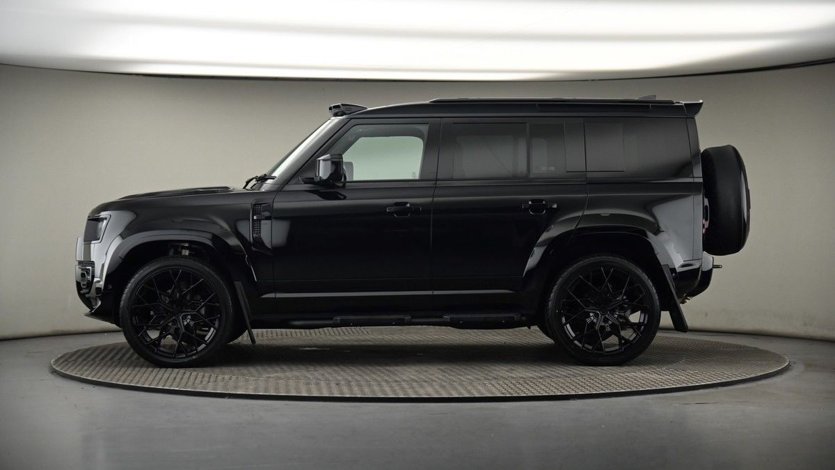 Land Rover Defender 110 Image 19
