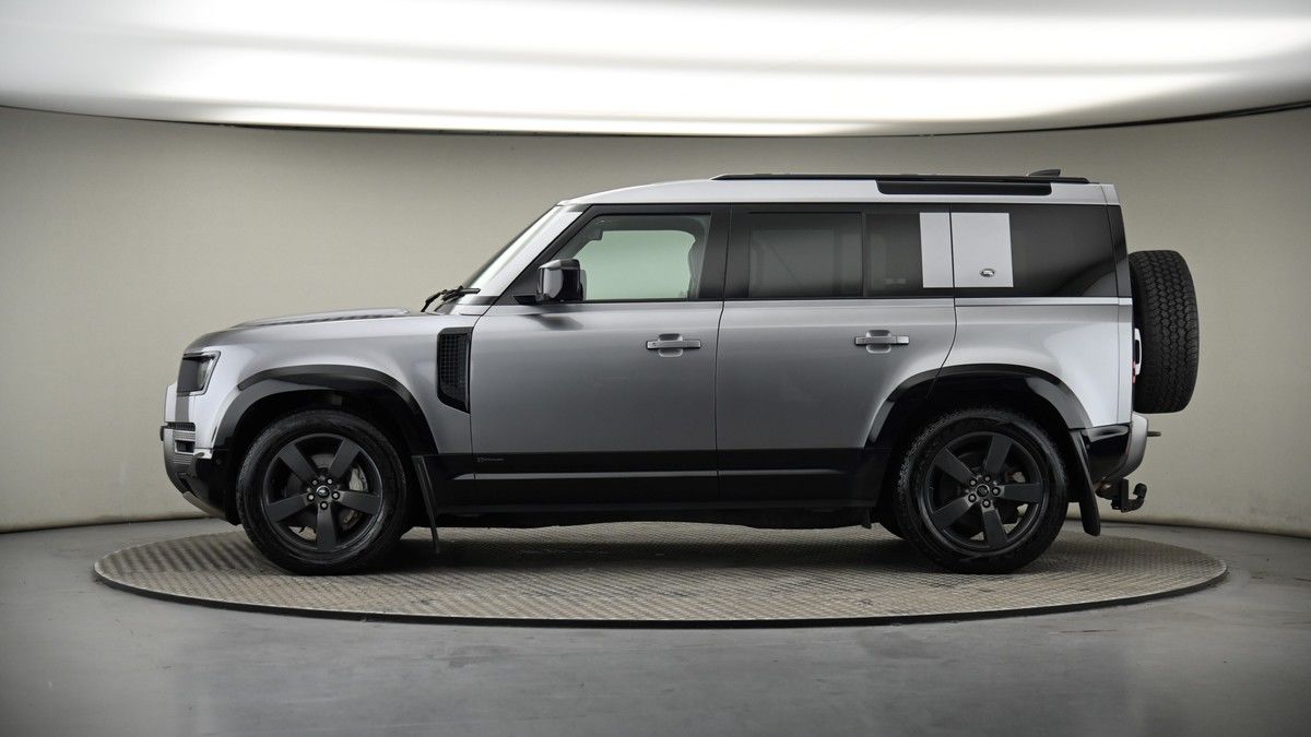 Land Rover Defender 110 Image 19