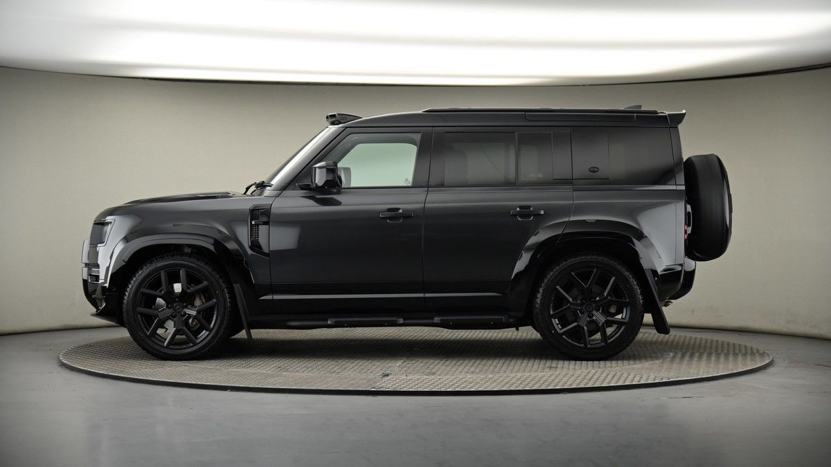 Land Rover Defender 110 Image 19